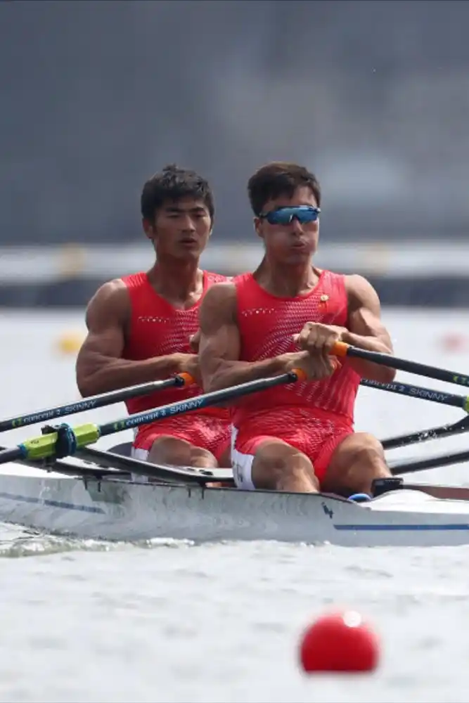 日本,2020东京奥运会赛艇男子双人双桨决赛,比赛中的刘治宇(左),张亮