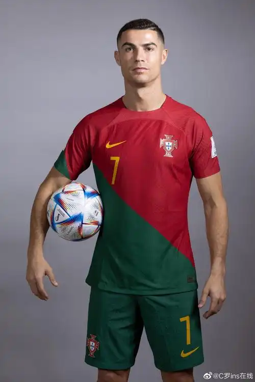 2022卡塔尔世界杯,c罗的宣传照来了