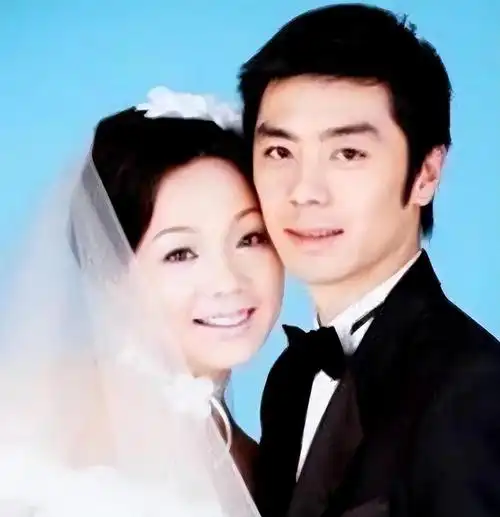 回顾邹伟与闫妮离婚19年他再婚生子获幸福她情路坎坷至今未婚