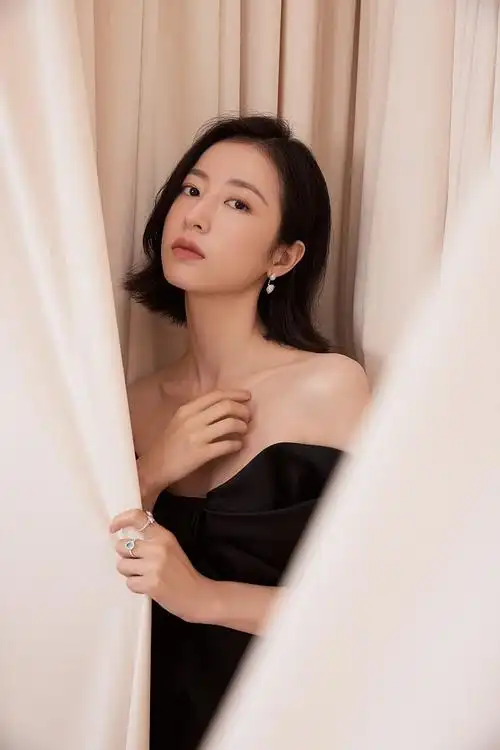 周雨彤穿蝴蝶结礼服秀长腿锁骨吸睛