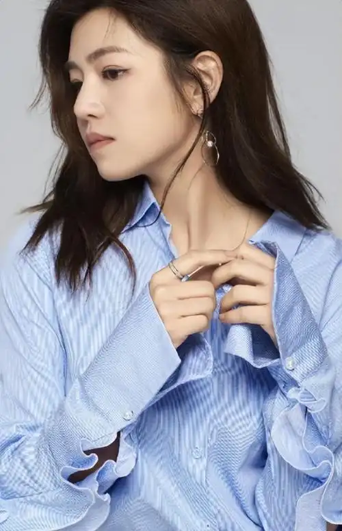 陈妍希领子还是穿高点吧!领口直接开到肚脐眼,看着大胆又显气质|短裙|