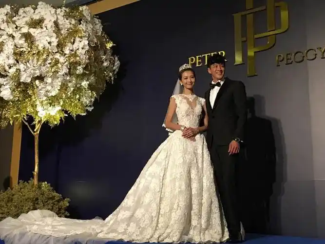 何润东大婚迎亲现场 新娘peggy现身