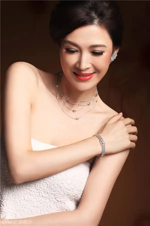 组图:童蕾珠宝大片 首饰华服尽显雍容华贵