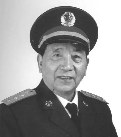 当大军区司令员,超过70岁才退休的只有这三位,他们都是谁?