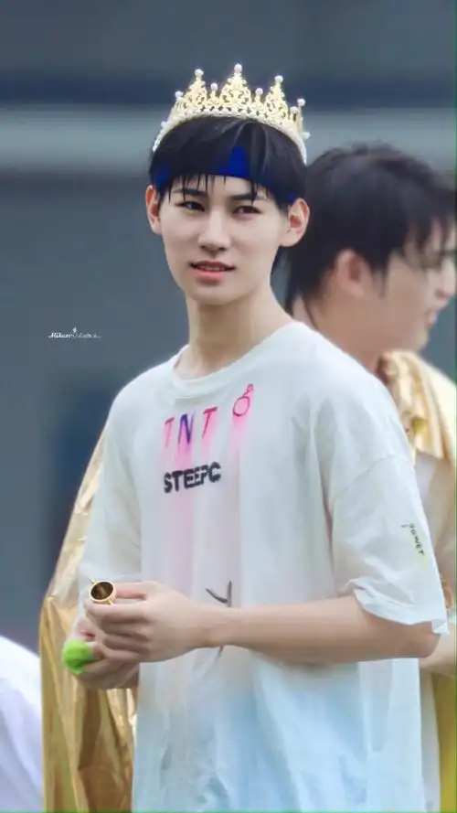 张真源夏日运动会饭拍小蜜蜂太可爱了!