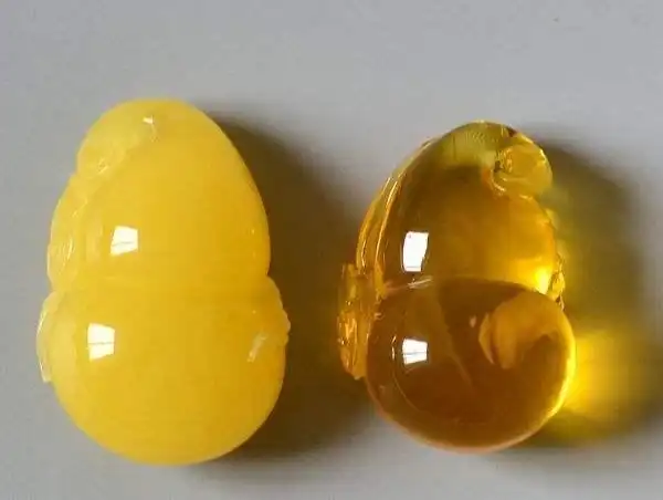 在地壳压力和热力的作用下石化而成,所以可以被称为"琥珀"或者是"松脂