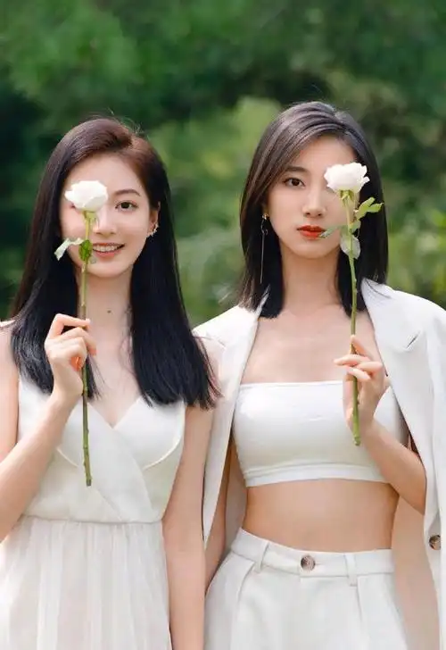 冯琳与闺蜜合照图像两个都是大美女