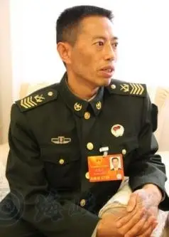 一位一级军士长(七级士官)遇到一位上尉,该谁向谁敬礼呢?