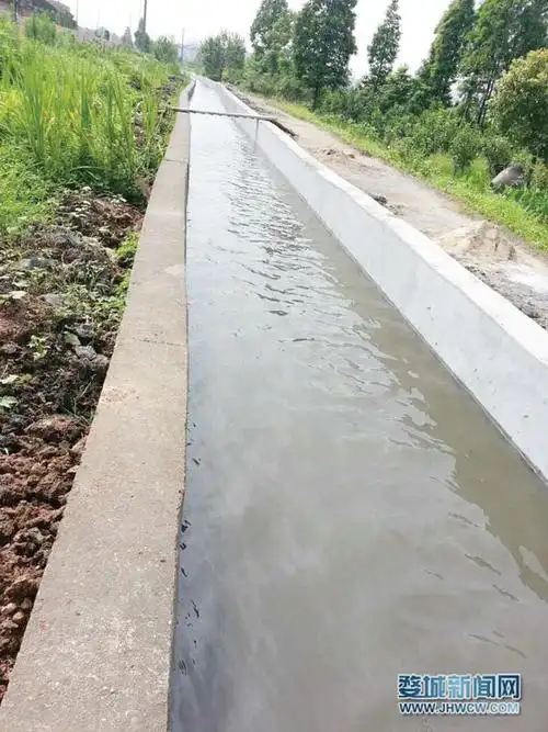 近日,记者在乾竹电灌水渠改造现场看到,原本狭窄的水渠已经完成拓宽