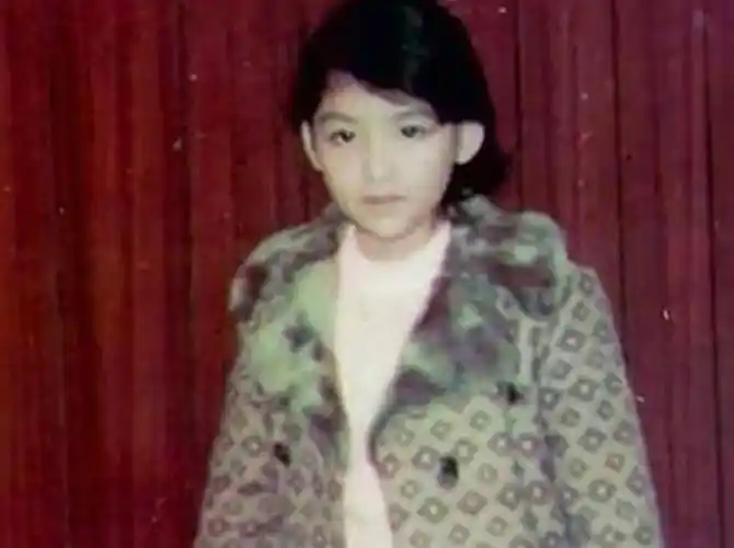 1967年,周慧敏出生在香港,父亲在她出生前就去世了,所以童年时期,她与