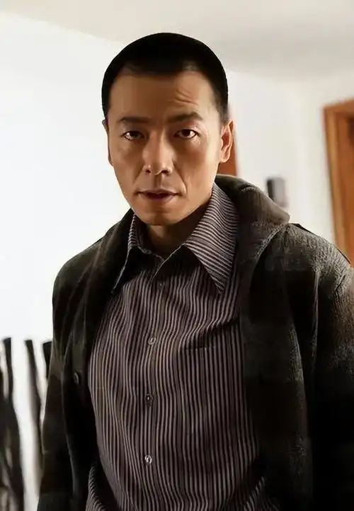 回顾王挺为父母离异落泪帮爸爸还掉欠款后40岁才与家人和解