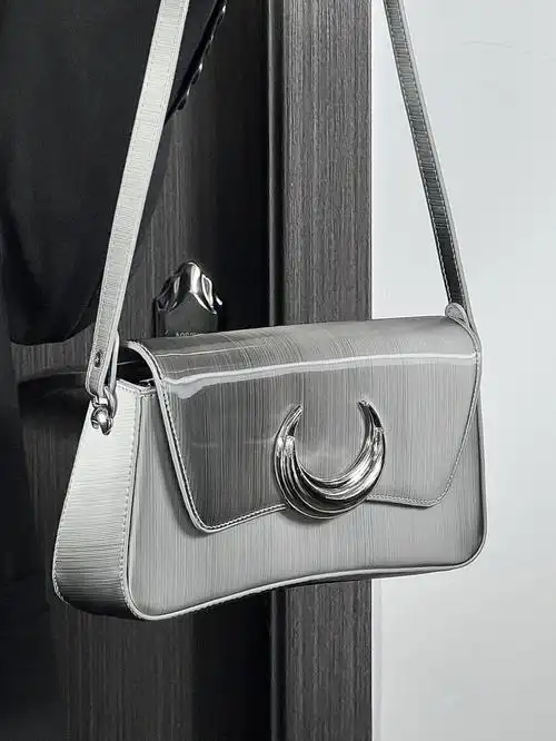 绝了这只小众银灰色腋下包太好看了60