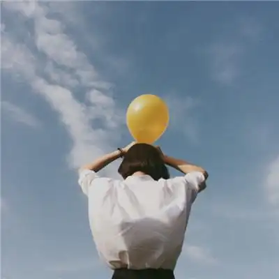 阳光下的女生背影头像简简单单地爱过便是恩赐