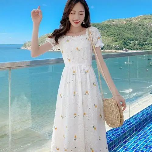 小雏菊连衣裙碎花一字肩2021夏季新款初恋系收腰显瘦刺绣白色裙子