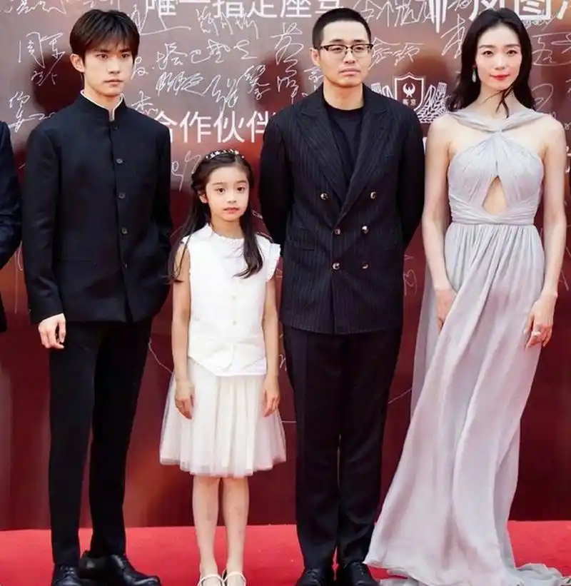 三次亮相华表奖红毯,成熟可爱有礼貌#易烊千玺黑色中山装# #易烊千玺