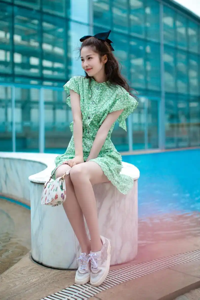 颖儿身着浅草色碎花裙 造型明媚清甜!