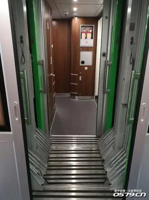 绿巨人复兴号动车组列车强势来袭