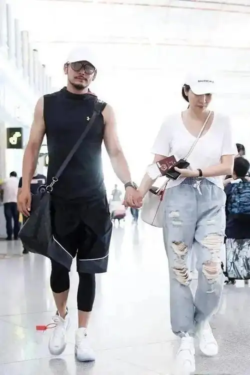 杨烁妻子王黎雯:清纯美貌与时尚装扮 王黎雯,杨烁的妻子,曾是模特出身