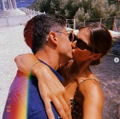 甜蜜温馨安娜晒和莱万亲密照片