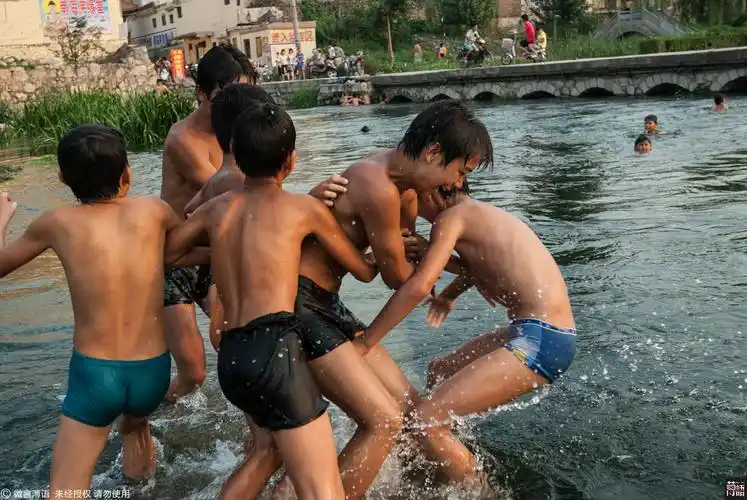 农村娃水上乐园:轮胎当泳圈小桥当跳台