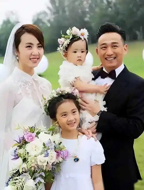 黄磊一家飞机上被偶遇多多傲娇遭怼父子情深引热议