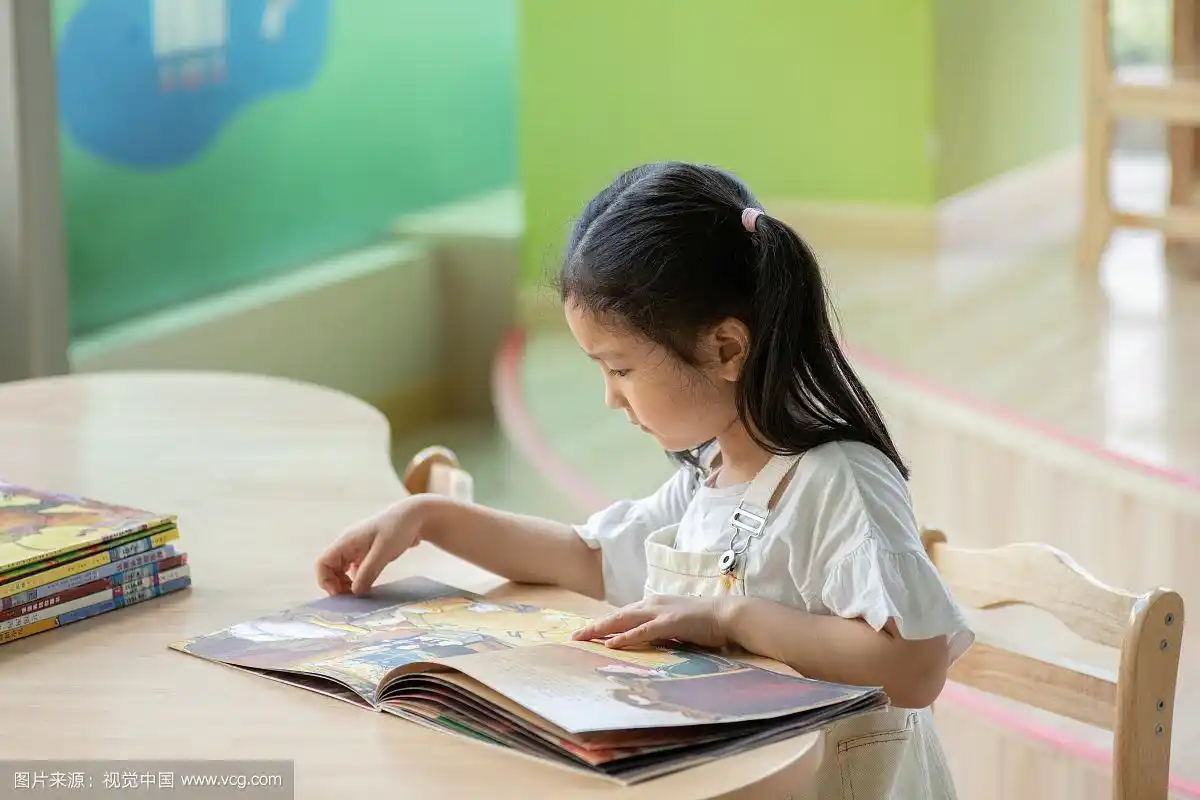 在图书馆看书的小女孩