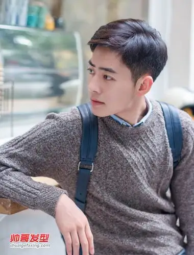 清爽的黑色短发给人一种干净阳光的舒适感,一组真实的帅哥生活照送给