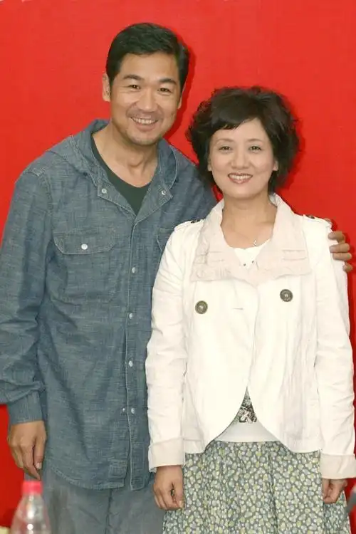 张国立的妻子老了也耐看,穿白色上衣好优雅,气质上从来没输过