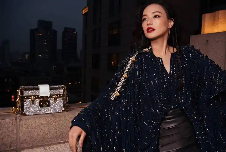 在穿搭手法上,舒淇利用了上宽下紧的技巧,上半身给人一种十分慵懒随性