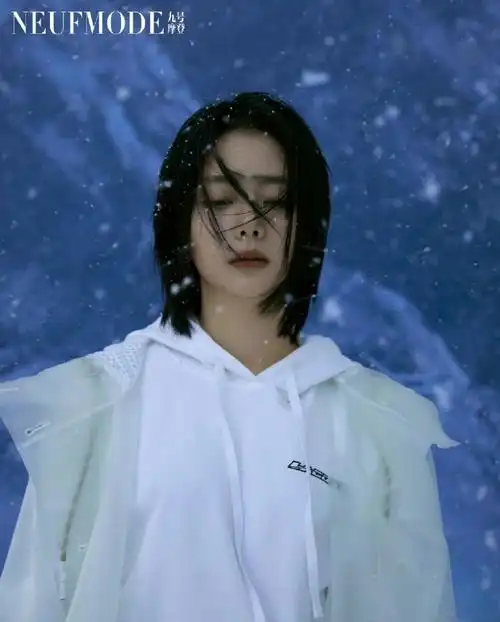 谭松韵单曲预告##谭松韵雪中背影海报