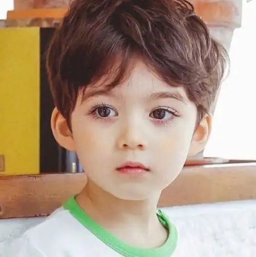 这个小男孩名叫库珀,是一个加韩混血.怎么办?想生儿子辣!