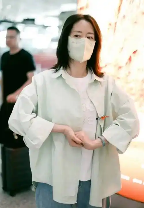 刘敏涛走机场穿得很休闲,素颜的状态也不显老_衬衫_穿着_浅绿色