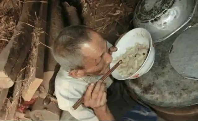 打工的男子,中午由他老婆带着孩子和在家做好的饭菜在路边一起吃饭