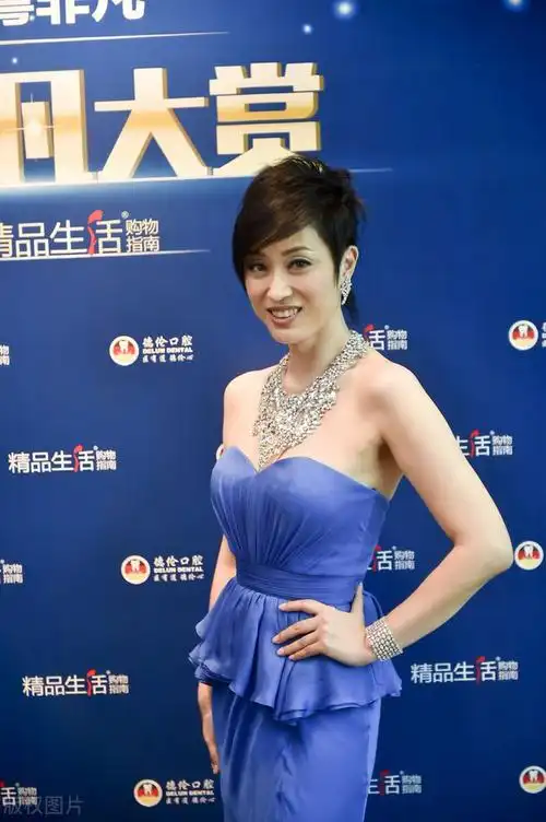 短发女神陈法蓉抹胸裙配小外套复古雅致立体身材很吸睛