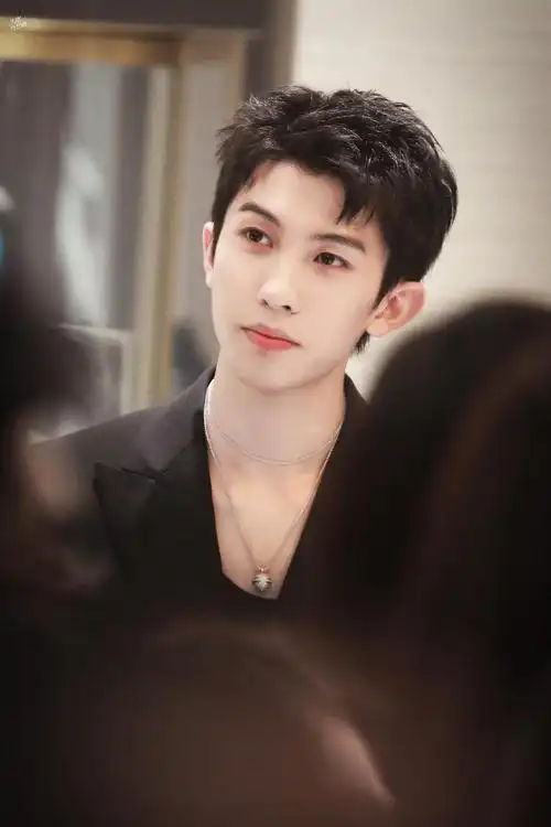 林墨今日线下活动饭拍 啊啊啊黑色深v西装……_高清图集_新浪网