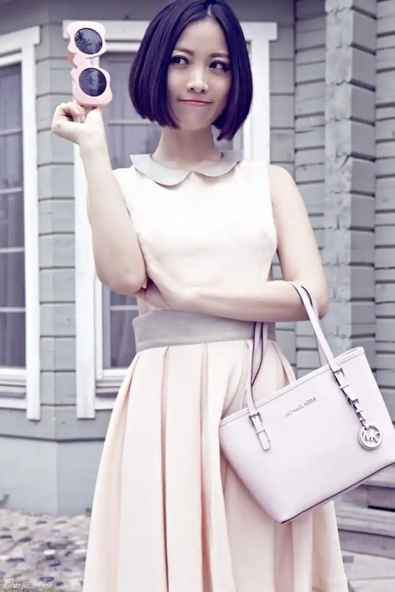 组图姚贝娜夏日写真曝光粉裙翩翩优雅性感