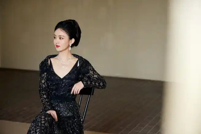 赵丽颖佩戴戴比尔斯珠宝,出席#时尚芭莎盛典红毯#.