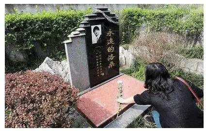因媒体泄密张国荣衣冠冢未能安放青城山墓地里埋了洛桑