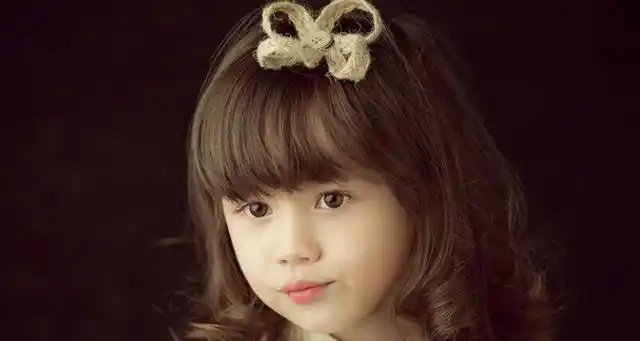 蘑菇头内扣的短发,齐耳短发,齐刘海短发.