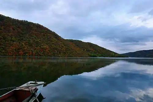丹东宽甸青山沟景区一青山湖