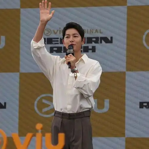 宋仲基新加坡新闻发布会全程用英语回答媒体