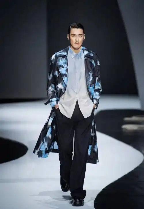 51岁胡兵颜值状态佳,t台压轴走秀气场全开,身材美丽完美不输"小鲜肉"