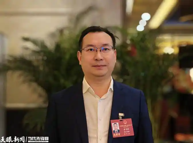 "省人大代表,石阡县委副书记,县长曾奕辉接受记者采访时说