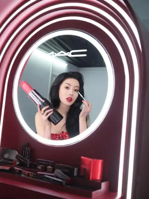 张天爱,火红热烈的格调