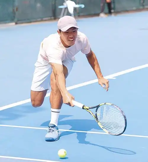 国立体大许育修于网球公开组拿下男单夺金,男双银牌.(运促会提供)