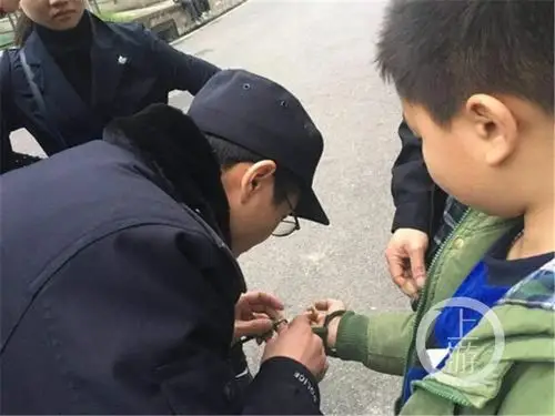 11岁男孩戴着手铐 哭着到派出所求救