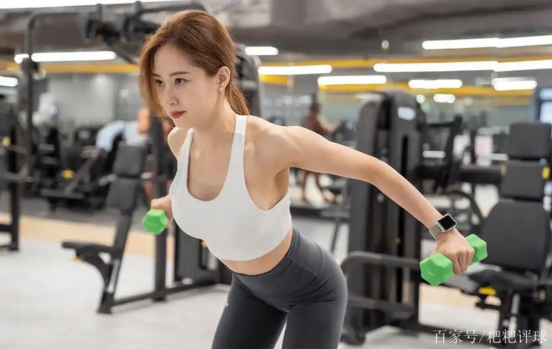 写真图集:运动风妹子晒出健身房自拍!紧身衣勾勒完美曲线!