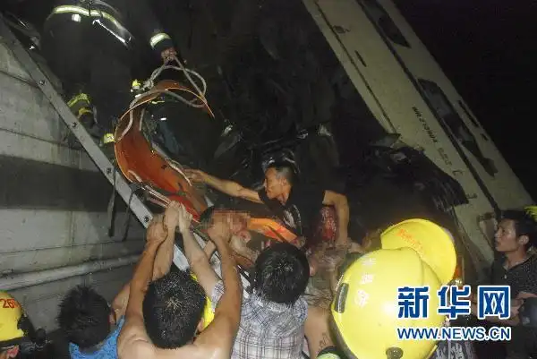 第一条微博比媒体报道早两个多小时