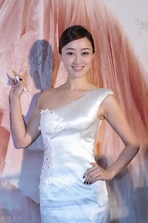 赵子琪秀身材曲线纤细皮肤白到发光