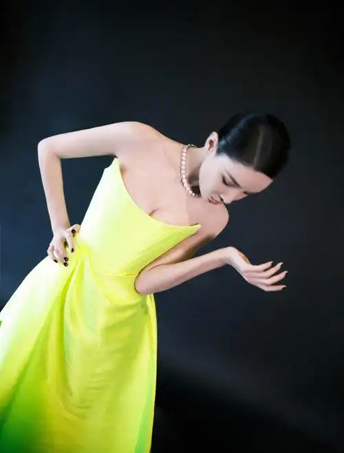 张蓝心北影节礼裙亮到发光